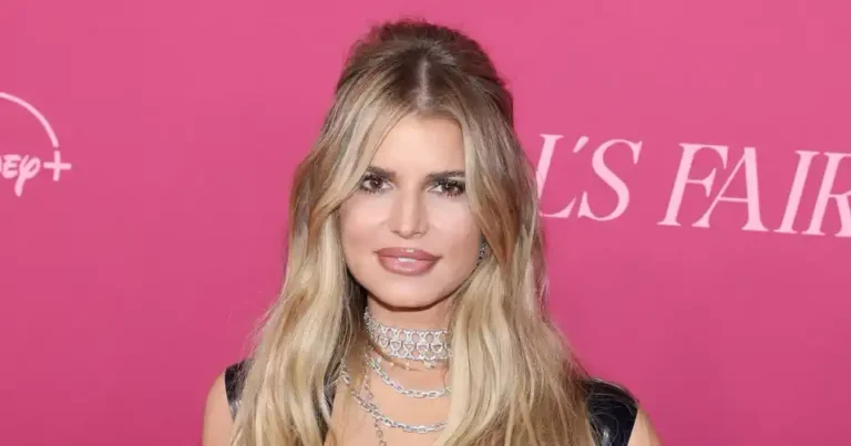 Jessica Simpson explains why she flew first class while her kids sat in coach